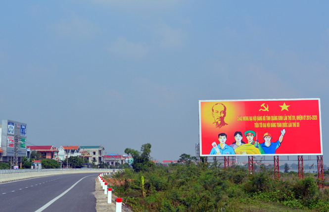  Pa nô tuyên truyền chào mừng Đại hội Đảng bộ tỉnh lần thứ XVI được đặt trang trọng tại nhiều khu vực trên địa bàn huyện Quảng Ninh (ảnh chụp tại xã Lương Ninh, Quảng Ninh).