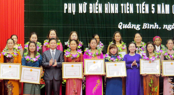 Rất nhiều tập thể, cá nhân điển hình trong phong trào “Phụ nữ Quảng Bình chung sức xây dựng NTM” được biểu dương khen thưởng.