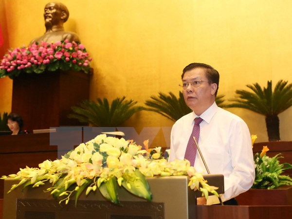 Bộ trưởng Bộ Tài chính Đinh Tiến Dũng trình bày báo Tờ trình về dự án Luật thuế xuất khẩu, thuế nhập khẩu (sửa đổi). (Ảnh: Phương Hoa/TTXVN)
