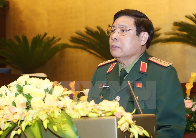Bộ trưởng Bộ Quốc phòng Phùng Quang Thanh trình bày Tờ trình về dự án Luật quân nhân chuyên nghiệp và công nhân, viên chức quốc phòng. (Ảnh: Phương Hoa/TTXVN)