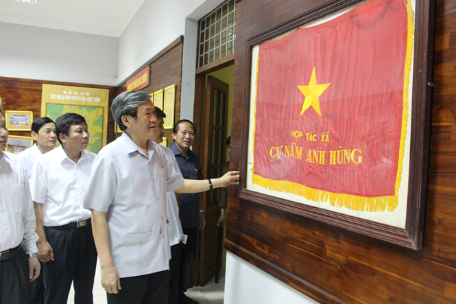  Đồng chí Đinh Thế Huynh, Ủy viên Bộ Chính trị, Bí thư Trung ương Đảng, Trưởng Ban Tuyên giáo Trung ương thăm Phòng truyền thống của xã Cự Nẫm.