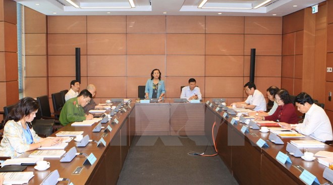 Đoàn đại biểu Quốc hội thành phố Hà Nội thảo luận ở tổ. (Ảnh: Doãn Tấn/TTXVN)