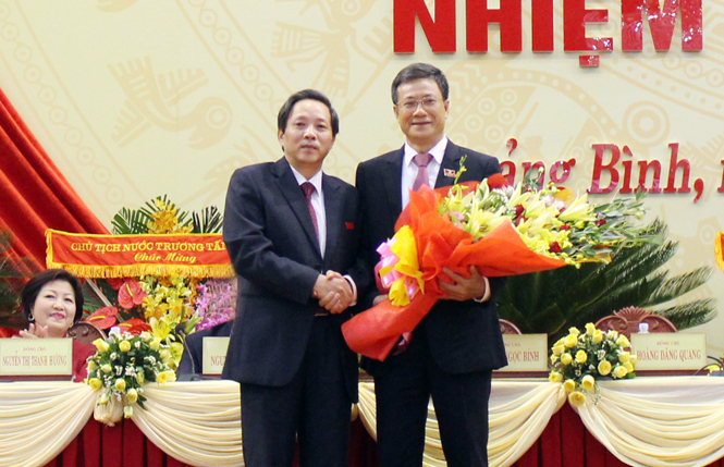 Đồng chí Hoàng Đăng Quang, Bí thư Tỉnh ủy tặng hoa đồng chí Lương Ngọc Bính, Ủy  viên Trung ương Đảng, Bí thư Tỉnh ủy khóa XV.