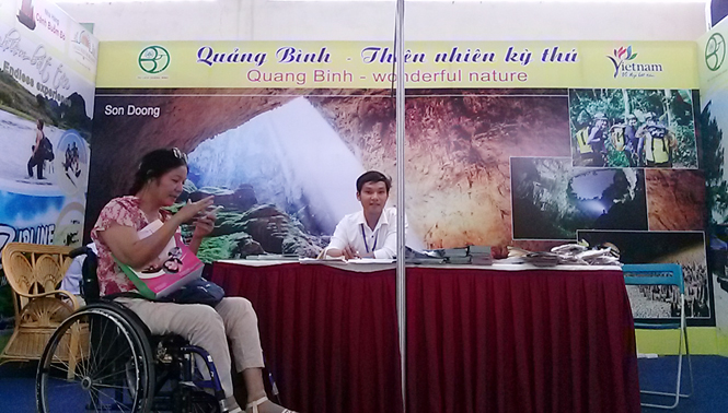  Khách khuyết tật tham quan gian hàng giới thiệu về du lịch Quảng Bình tại Hội chợ du lịch Quốc tế