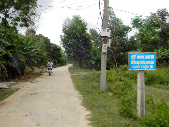 Một tuyến đường bê tông hiếm hoi ở trung tâm xã Ngư Hoá hôm nay.
