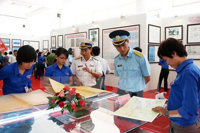Triển lãm bản đồ và trưng bày tư liệu 'Hoàng Sa, Trường Sa - Những bằng chứng lịch sử và pháp lý' tại Ninh Thuận. (Ảnh: Đức Ánh/TTXVN)