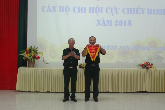 Đại diện Hội CCB tỉnh trao giải nhất cho đội Hội CCB Quảng Trạch
