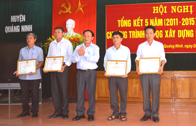Đồng chí Trần Hải Châu, UVTV Tỉnh ủy, Bí thư Huyện ủy Quảng Ninh trao giấy khen cho 4 tập thể có thành tích xuất sắc trong phong trào xây dựng nông thôn mới giai đoạn 2011-2015. 