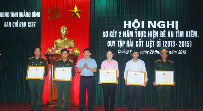 Đồng chí Trần Tiến Dũng, TUV, Phó Chủ tịch UBND tỉnh trao bằng khen cho các tập thể, cá nhân có thành tích trong quá trình thực hiện Đề án 1237.