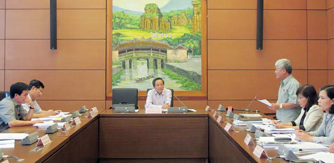 Đồng chí Hoàng Đăng Quang, Bí thư Tỉnh ủy, Trưởng đoàn đại biểu Quốc hội tỉnh điều hành thảo luận Tổ về dự án Luật Thuế xuất khẩu, thuế nhập khẩu (sửa đổi).