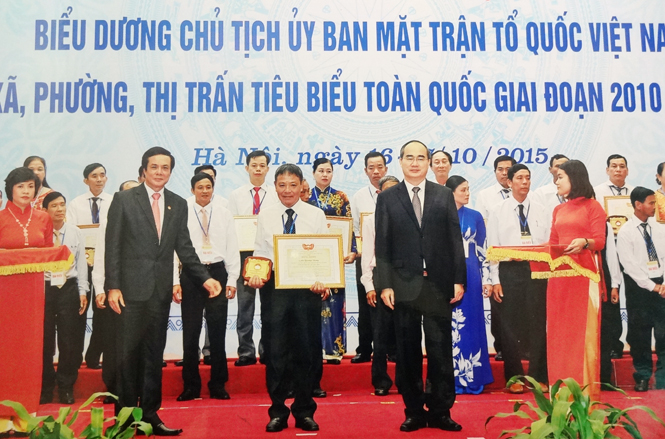 Ông Lê Quang Dũng (người cầm bằng khen đứng giữa) vinh dự là một trong bốn đại biểu của tỉnh tham dự hội nghị biểu dương Chủ tịch Ủy ban MTTQVN xã, phường, thị trấn tiêu biểu toàn quốc.