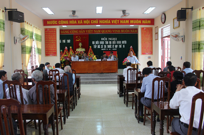  Các đại biểu HĐND tỉnh tiếp xúc với cử tri tại xã Phú Thủy.