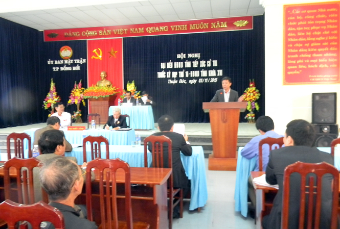 Đồng chí Nguyễn Hữu Hoài, Phó Bí thư Tỉnh ủy, Chủ tịch UBND tỉnh trao đổi với cử tri xã Thuận Đức, TP Đồng Hới.