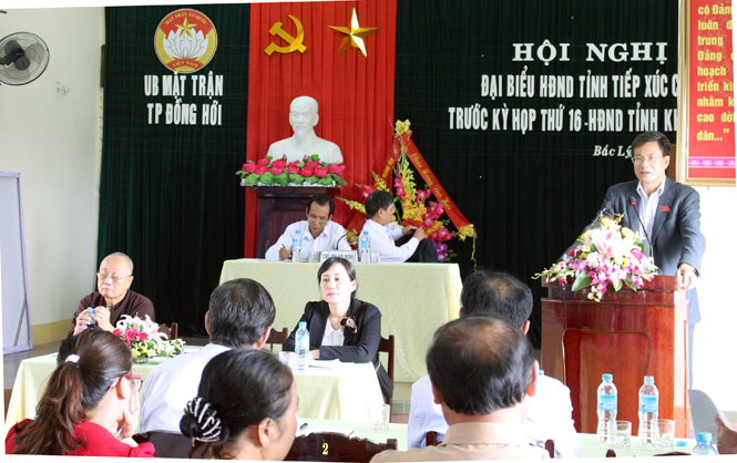 Các đại biểu HĐND tỉnh tiếp xúc với cử tri thành phố Đồng Hới tại UBND phường Bắc Lý.