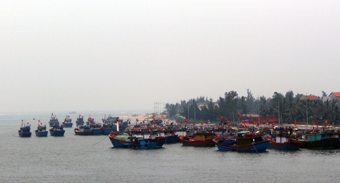 Đội tàu đánh bắt xa bờ của xã Bảo Ninh chuẩn bị ra khơi.