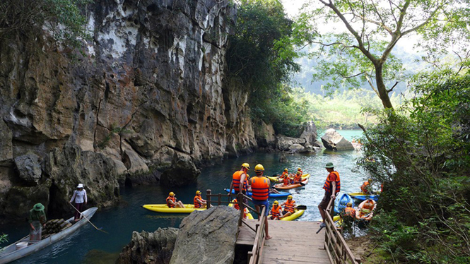 Tour khám phá sông Chày thu hút đông khách du lịch.