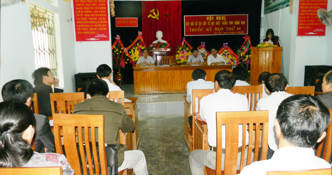 Đại biểu HĐND tỉnh tiếp xúc cử tri huyện Tuyên Hoá tại hội trường UBND xã Đức Hoá.
