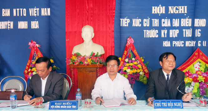 Các đại biểu HĐND tỉnh tiếp xúc cử tri tại xã Hóa Phúc.