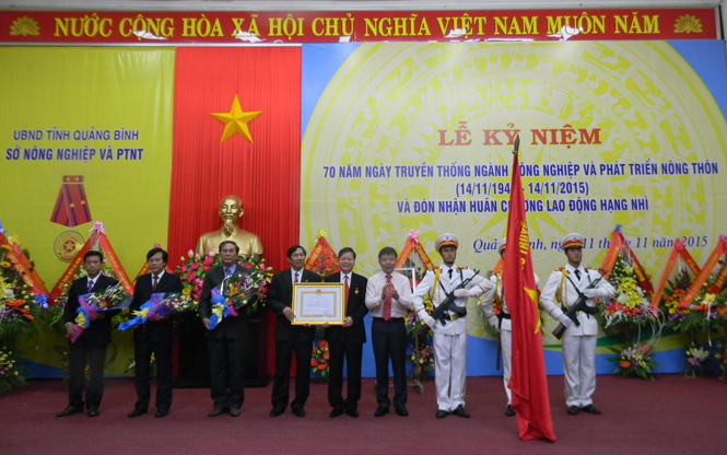 Thừa ủy quyền của Chủ tịch nước, Chủ tịch UBND tỉnh Nguyễn Hữu Hoài trao Huân chương Lao động hạng Nhì cho Sở NN&PTNT tỉnh Quảng Bình.