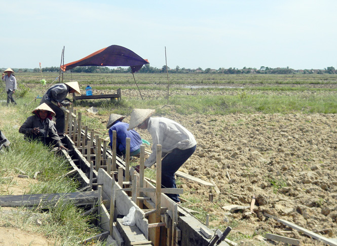  Nhân dân xã Lộc Thuỷ (huyện Lệ Thuỷ) tiến hành kiên cố hoá hệ thống kênh mương nội đồng để chủ động tưới tiêu và tiết kiệm nước.