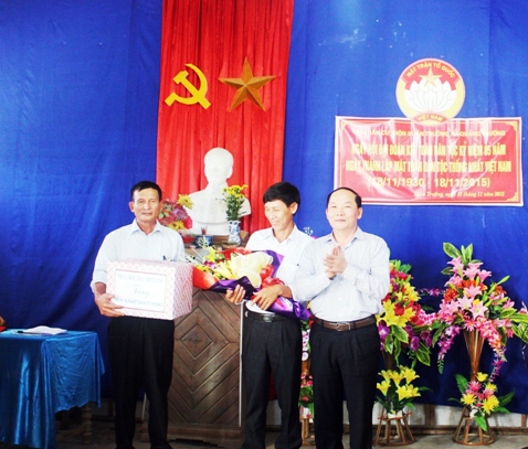 Đồng chí Trần Xuân Vinh, UVTV, Trưởng ban Tổ chức Tỉnh ủy tặng hoa thôn Xuân Trường, xã Quảng Trường (huyện Quảng Trạch) nhân 