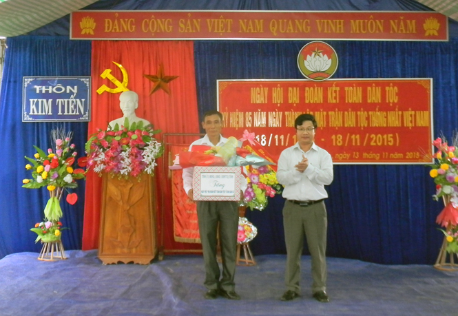 Đồng chí Cao Văn Định, UVTV, Trưởng Ban Tuyên giáo Tỉnh ủy tặng hoa và quà chúc mừng cán bộ, nhân dân thôn Kim Tiến nhân 