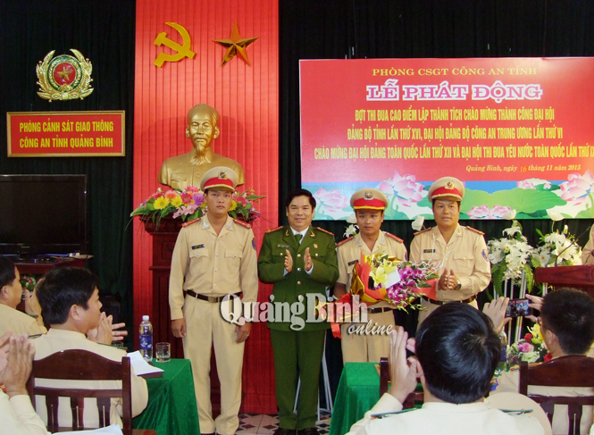 Đồng chí Trần Minh Thùy, Phó Giám đốc Công an tỉnh trao thưởng cho Tổ tuần tra, Phòng CSGT.