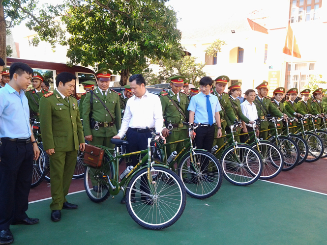 Đồng chí Nguyễn Tiến Hoàng, Tỉnh uỷ viên, Phó Chủ tịch UBND tỉnh và cán bộ, chiến sỹ Công an tỉnh bên những chiếc xe đạp chuyên dụng do BIDV trao tặng