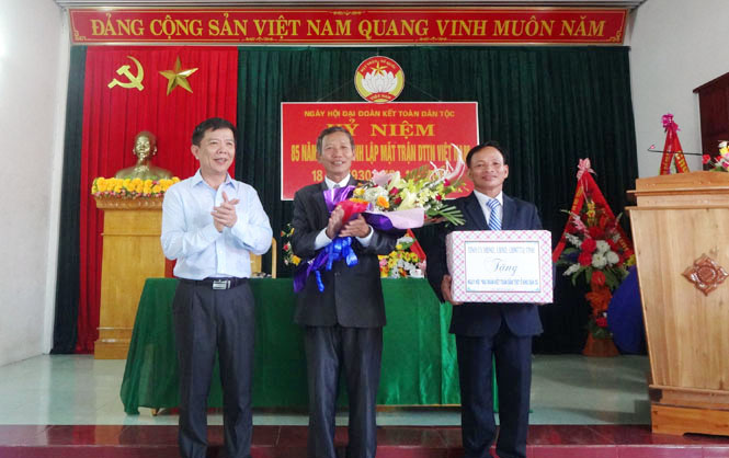 Đồng chí Nguyễn Hữu Hoài, Phó bí thư Tỉnh ủy, Chủ tịch UBND tỉnh tặng quà cho bà con nhân dân thôn Quốc lộ 1A, xã Hải Trạch.