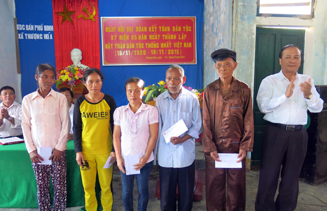 Đồng chí Trần Văn Tuân, Ủy viên Thường vụ Tỉnh ủy, Phó Chủ tịch UBND tỉnh đã tặng quà cho 5 hộ gia đình tiêu biểu trong thực hiện cuộc vận động “Toàn dân đoàn kết xây dựng đời sống văn hóa ở khu dân cư” ở bản Phú Minh.