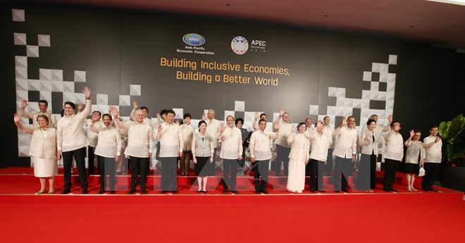 Chủ tịch nước Trương Tấn Sang (thứ 6, từ phải sang, hàng đầu) chụp ảnh chung cùng các nhà lãnh đạo các nền kinh tế thành viên tại Hội nghị cấp cao APEC ở Manila ngày 18-11. (Nguồn: THX/TTXVN)