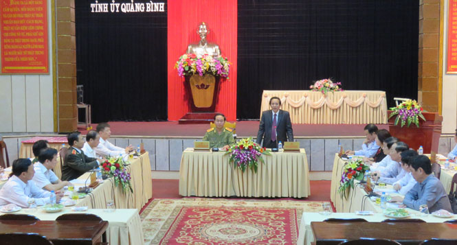 Đồng chí Hoàng Đăng Quang, Bí thư Tỉnh ủy, Trưởng đoàn Đại biểu Quốc hội tỉnh báo cáo tình hình của tỉnh với đồng chí Bộ trưởng Bộ Công an và đoàn công tác