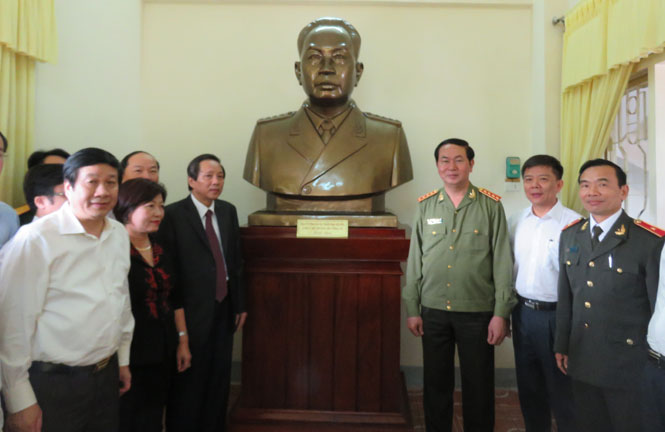 Đại tướng Trần Đại Quang, Ủy viên Bộ Chính trị, Bộ trưởng Bộ Công an trao tặng bức tượng Đại tướng Võ Nguyên Giáp cho Đảng bộ và nhân dân tỉnh