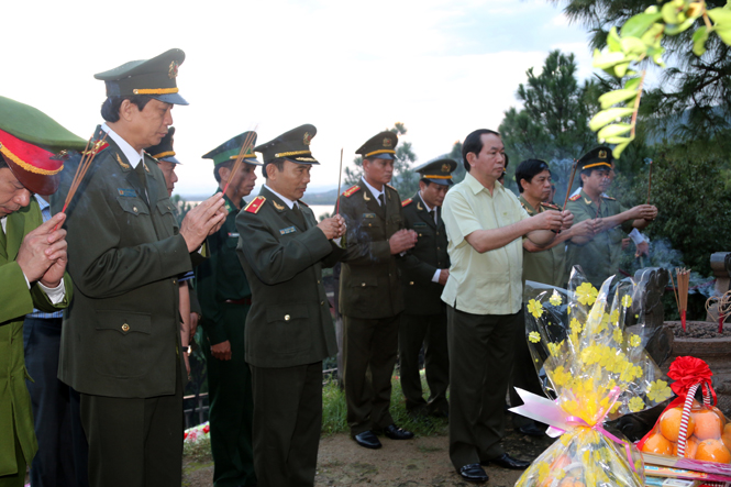 Đại tướng Trần Đại Quang, Ủy viên Bộ Chính trị, Bộ trưởng Bộ Công an viếng mộ Đại tướng Võ Nguyên Giáp.