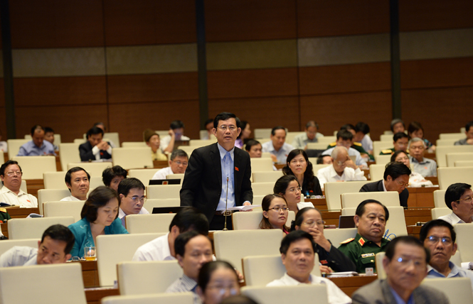  Đại biểu Nguyễn Ngọc Phương, Tỉnh ủy viên, Phó trưởng Đoàn ĐBQH tỉnh Quảng Bình phát biểu trong phiên chất vấn tại kỳ họp.