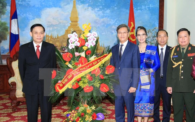 Thứ trưởng Ngoại giao Lê Hoài Trung (trái) chúc mừng Đại sứ quán Lào tại Việt Nam nhân kỷ niệm 40 năm Quốc khánh Lào. (Ảnh: Doãn Tấn/TTXVN)