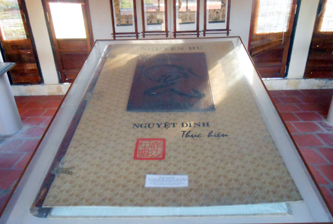 Cuốn độc bản Truyện Kiều lớn nhất, nặng nhất do nhà thư pháp Nguyệt Đình thực hiện, trên khổ giấy kích thước 1,2mx1,6m, nặng 75kg, được viết bằng chữ quốc ngữ và Truyện Kiều thư pháp dài nhất với 325,4m trưng bày tại Trung tâm Bảo tàng Nguyễn Du.                              Ảnh: Hành Tiến