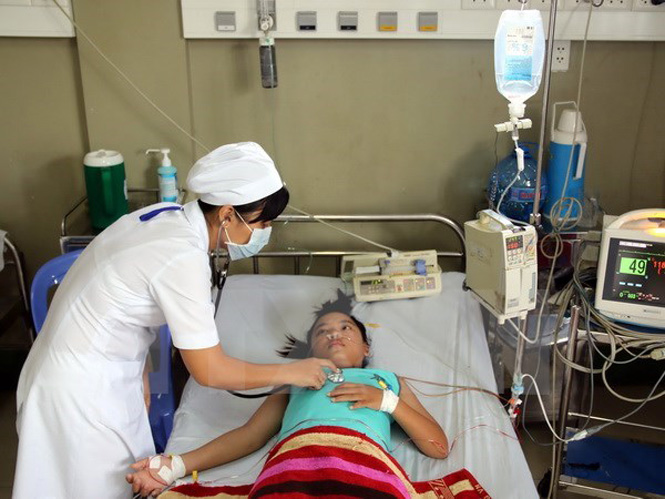 Điều trị cho bệnh nhi sốt xuất huyết tại Khoa cấp cứu, Bệnh viện sản-nhi Cà Mau. (Ảnh: Kim Hà/TTXVN)