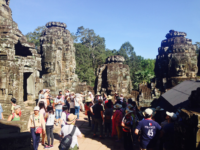Khách du lịch quốc tế tham quan đền Angkor Wat ở Siêm Riệp.