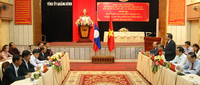 Đồng chí Hoàng Đăng Quang, Bí thư Tỉnh ủy, Trưởng đoàn đại biểu Quốc hội tỉnh báo cáo tình hình của tỉnh với đoàn công tác của Bộ Tư pháp nước CHDCND Lào.