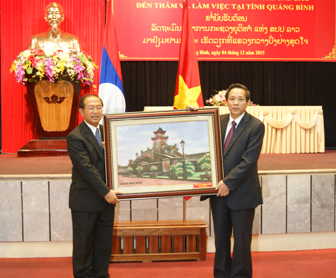 Đồng chí Hoàng Đăng Quang, Bí thư Tỉnh ủy, Trưởng đoàn đại biểu Quốc hội tỉnh trao tặng quà cho Bộ Tư pháp nước CHDCND Lào.