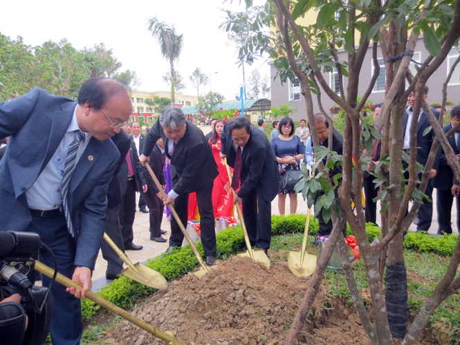 Các đồng chí lãnh đạo Bộ Tư pháp và lãnh đạo tỉnh trồng cây lưu niệm trong khuôn viên nhà trường.