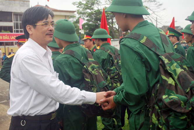 Đại diện lãnh đạo tỉnh động viên các tân binh huyện Quảng Ninh lên đường nhập ngũ năm 2015