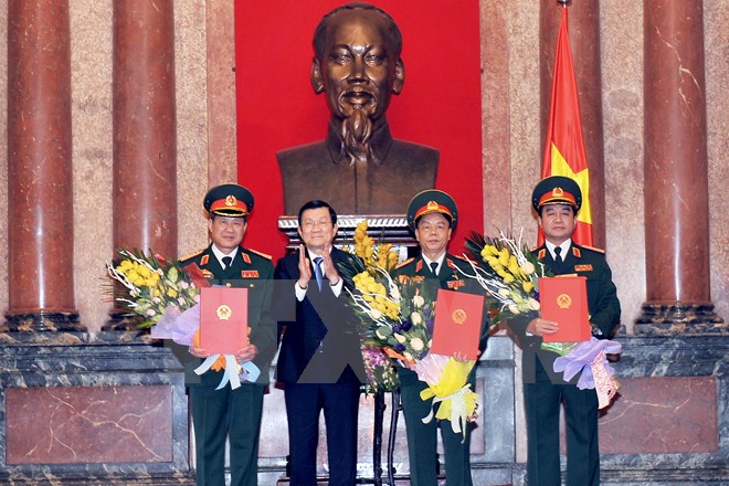 Chủ tịch nước Trương Tấn Sang trao quyết định quân hàm Thượng tướng cho các ông: Bế Xuân Trường, Võ Trọng Việt, Võ Văn Tuấn. (Ảnh: Trọng Đức/TTXVN)