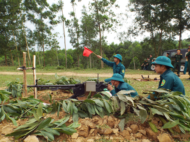 Ảnh 7 : Lực lượng dân quân binh chủng (12,7ly) kiểm tra bắn đạn thật mục tiêu mặt đất.    Ảnh: Việt Thắng