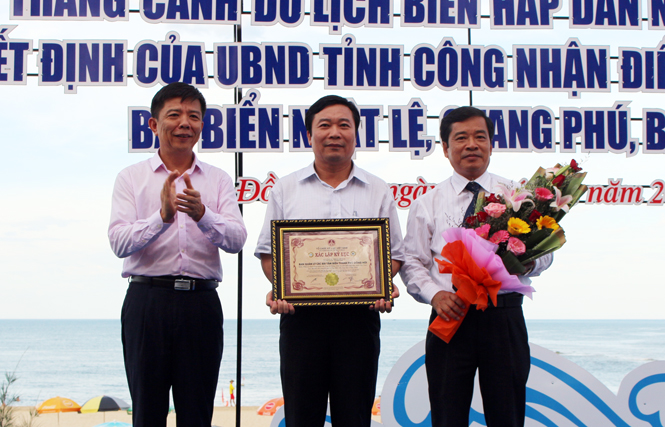 Đồng chí Nguyễn Hữu Hoài, Phó Bí thư Tỉnh ủy, Chủ tịch UBND tỉnh trao bằng công nhận top 10 bãi biển đẹp nhất Việt Nam cho bãi biển Nhật Lệ do Tổ chức Kỷ lục Việt Nam bình chọn.