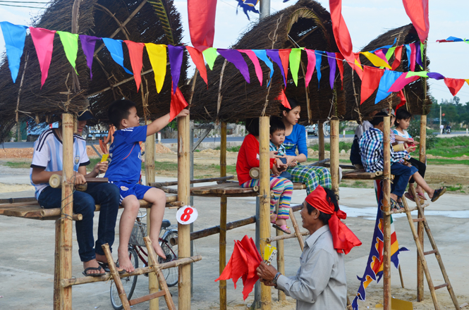 Ảnh 7 : Sân chơi Bài chòi ở thôn Thượng (xã Võ Ninh, Quảng Ninh) xuân 2015