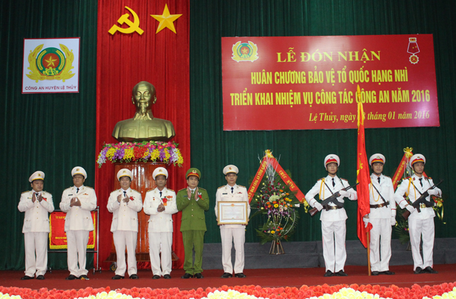 Thừa ủy quyền của Chủ tịch nước, đại diện lãnh đạo Công an tỉnh trao Huân chương Bảo vệ Tổ quốc hạng Nhì cho Công an huyện Lệ Thủy. 