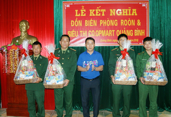 ảnh: Đại diện Co.opmart Quảng Bình tặng quà cho cán bộ, chiến sĩ Đồn Biên phòng Roòn  