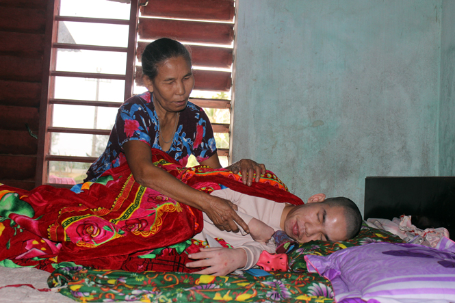 Ảnh 4 : Được sự giúp đỡ của Hội Nạn nhân chất độc da cam huyện Quảng Trạch, bà Nguyễn Thị Ái, ở thôn Pháp Kệ, xã Quảng Phương có điều kiện chăm sóc người con bị bại liệt từ nhỏ.